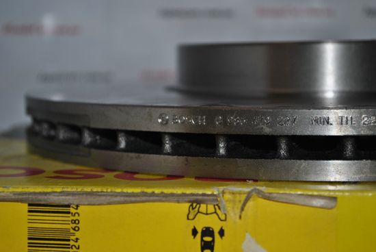 Тормозной диск передний Bosch 0 986 479 227