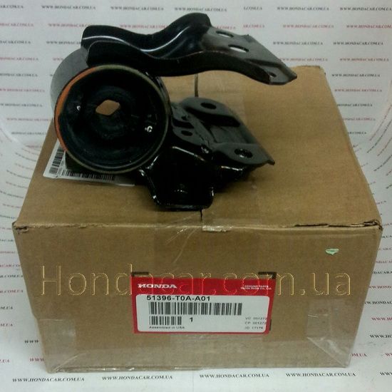 Сайлентблок переднего нижнего рычага левый Honda 51396-T0A-A01