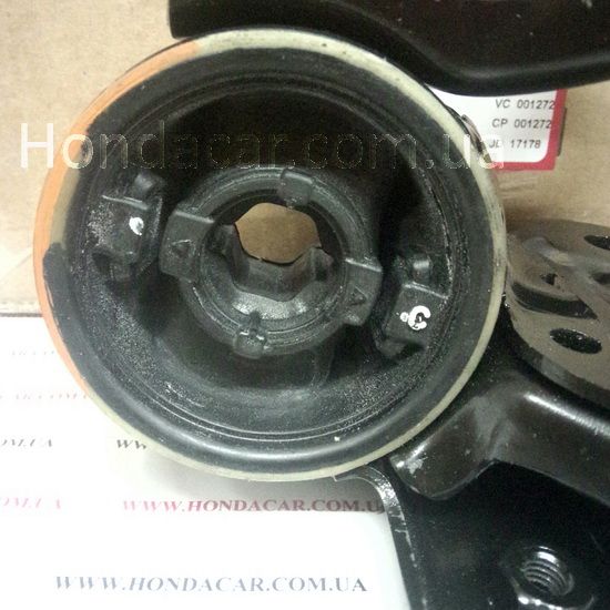 Сайлентблок переднего нижнего рычага левый Honda 51396-T0A-A01