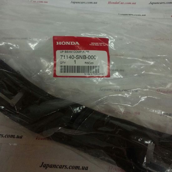 Кронштейн крепления переднего бампера правый Honda 71140-SNB-000
