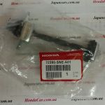 Ограничитель двери передней левой Honda 72380-SNE-A01